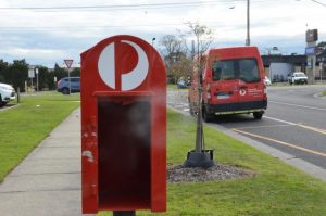 Postie spotted losing parcels out of open boot in Wandin North