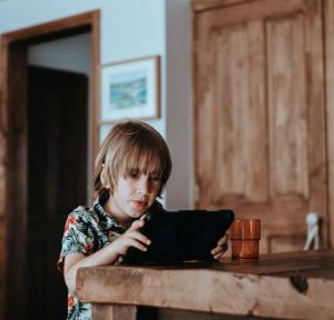 Keeping kids’ screen time to a healthy amount this holidays