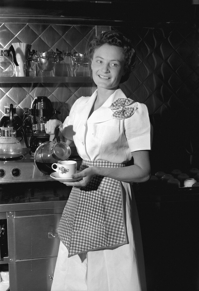 Theatre questions and displays 1950s housewife role