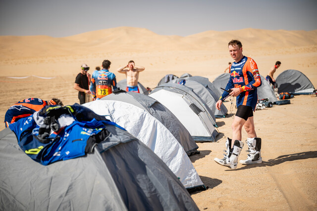 An injured Sanders crosses the finish line